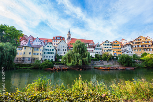 Obraz na płótnie Blick auf die Altstadt von Tübingen mit Stocherkähnen auf dem Neckar im Vordergrund w salonie