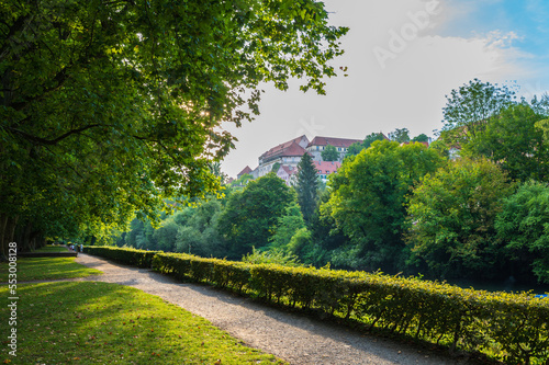 Obraz na płótnie Tübinger Schloss - Ansicht von der Neckarinsel am Rande der Tübinger Altstadt w salonie