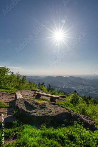 Hölzerne Sitzbänke am Aussichtspunkt von der Teufelsmühle im Schwarzwald mit Blick auf Murgtal, Rheintal bis zu den Vogesen im Elsass