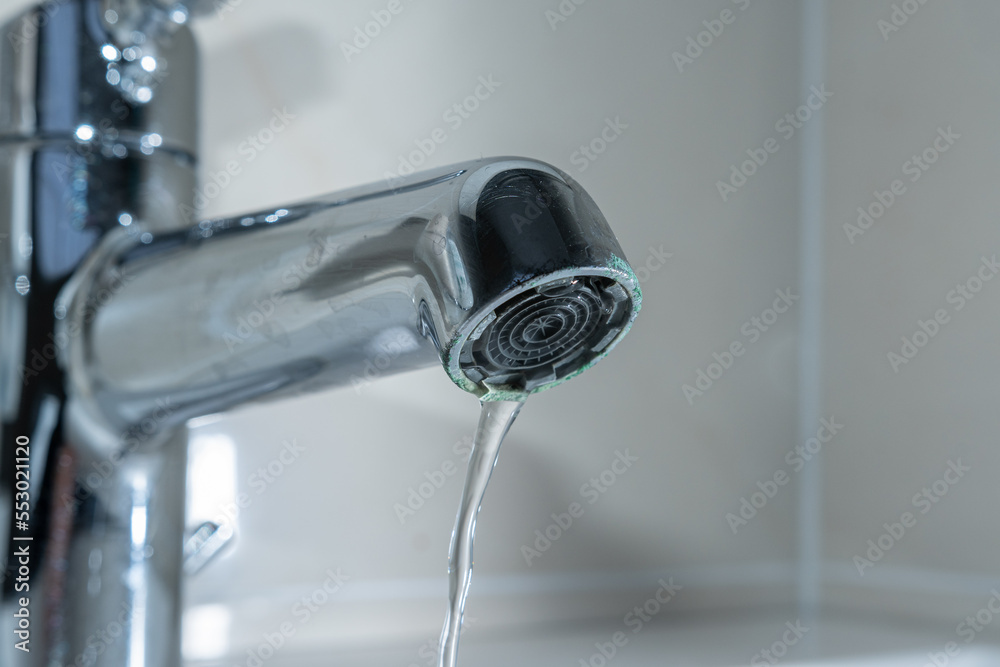 Tropfender Wasserhahn - fliessendes Wasser - Trinkwasser Tropfender Wasserhahn - fliessendes Wasser - Trinkwasser