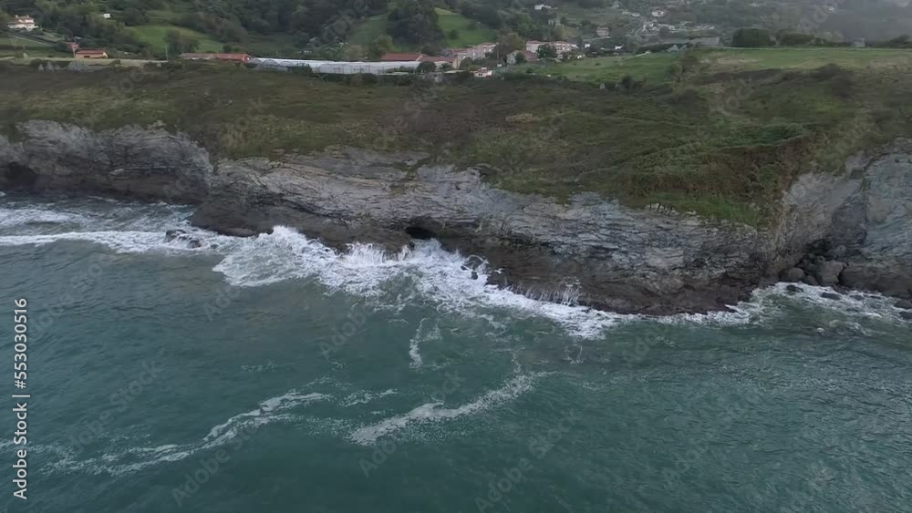 Atardecer en los acantilados de Laredo, Cantabria a vista de dron con planos de video profesionales Atardecer en los acantilados de Laredo, Cantabria a vista de dron con planos de video profesionales