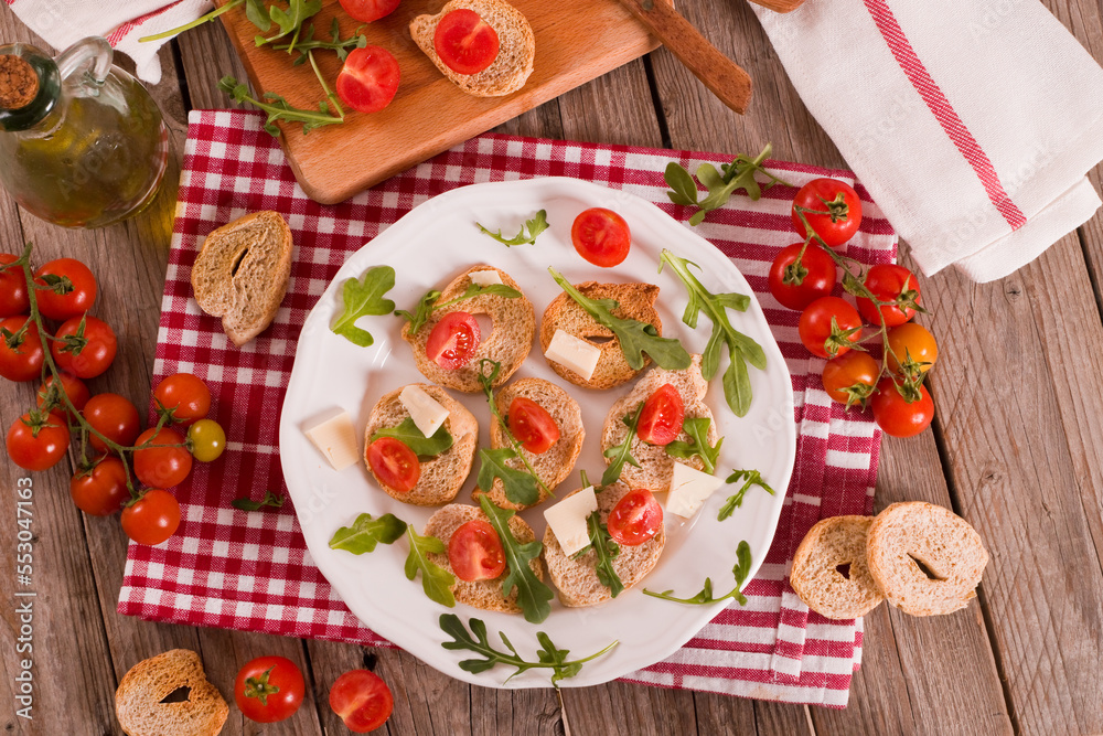 Friselle with cherry tomatoes and arugula.