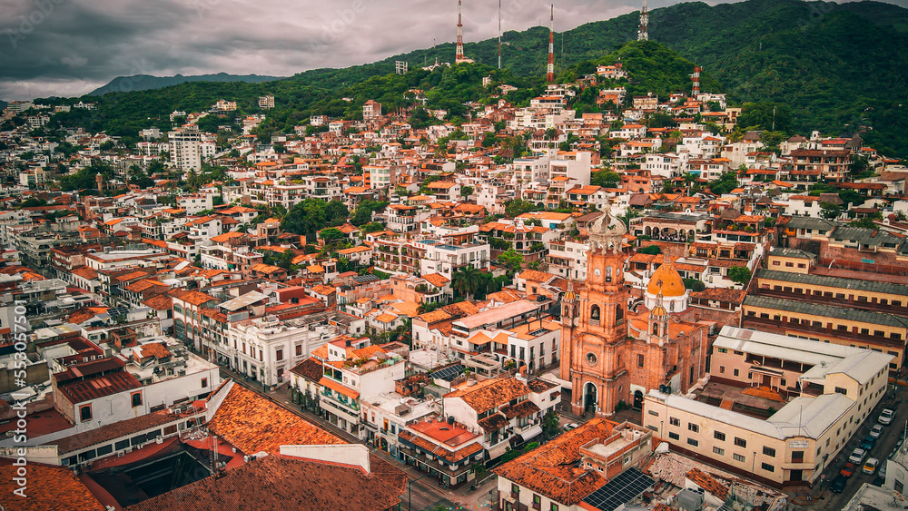Tableau sur toile Hermosa vista aérea de Puerto Vallarta con su pintoresca infraestructura con un