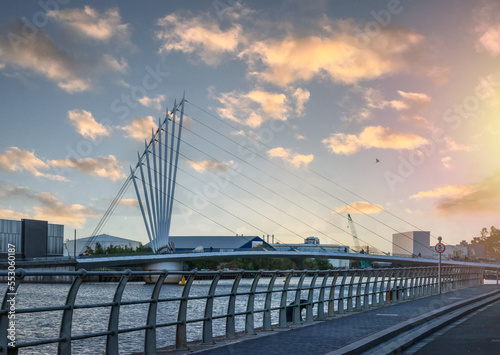 фотографія Foot bridge cross Manchester ship canal, connecting between Media City and Imper