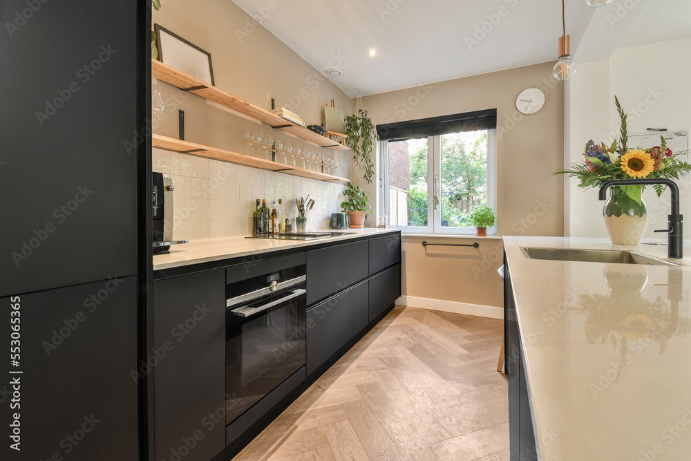 Ταπετσαρία a modern kitchen with black cabinets and white countertops in the center of the