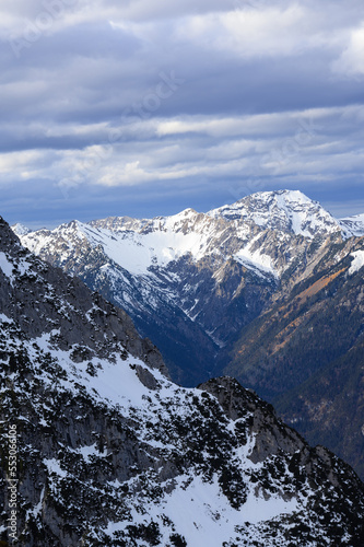 Schneebedeckte Landschaft Berge in den bayrischen Alpen im Winter © Linus Kaufmann