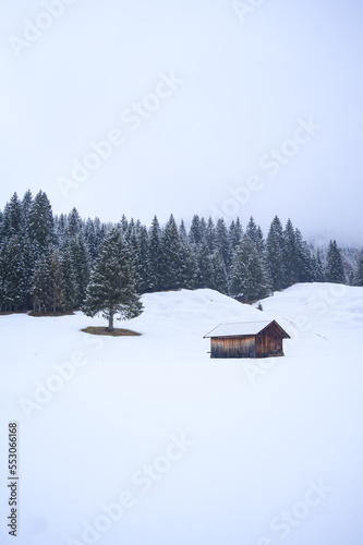 Almhütte in einer verschneiten Winterlandschaft in den Alpen von Bayern Winter © Linus Kaufmann