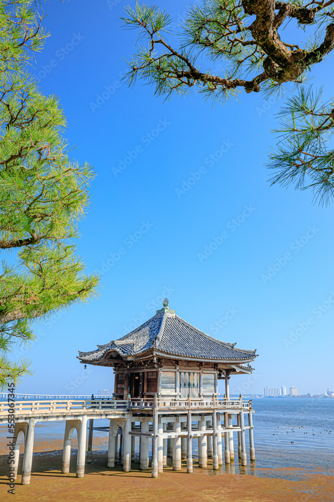 Fototapeta premium 秋の満月寺浮御堂 滋賀県大津市 Mangetsuji Ukimido in autumn. Shiga Prefecture, Otsu City.