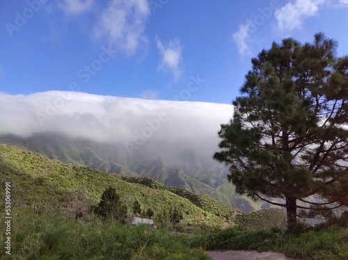 Nubes en los montes de Anaga, Canarias