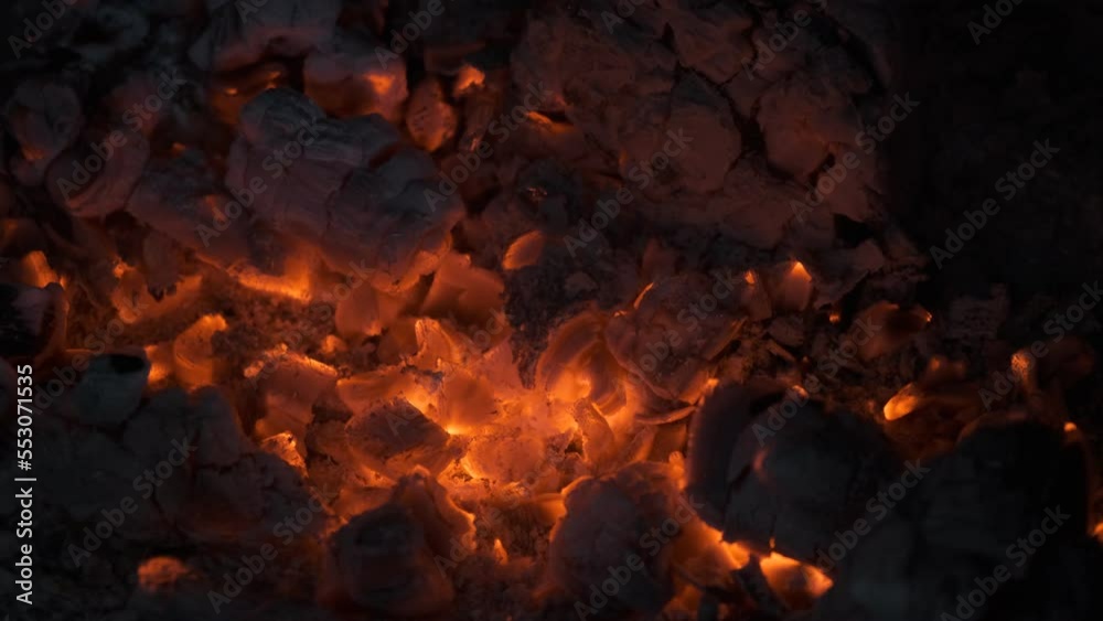 4k vídeo. Brasas de fuego y cenizas en movimiento 