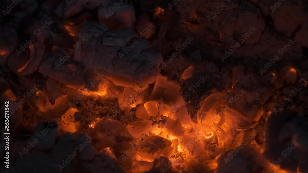 4k vídeo. Zoom de brasas de fuego y cenizas en movimiento