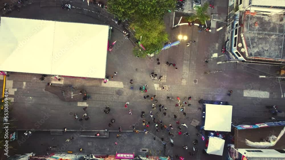 City in Motion: Vibrant Square Seen from Above - Cidade em Movimento: Praça Vibrante Vista do Alto