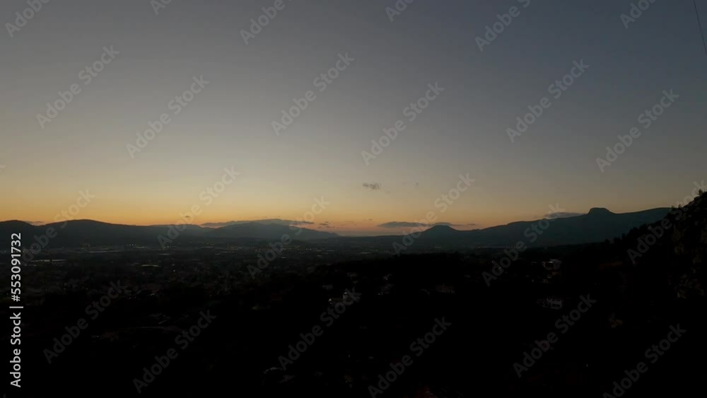 Timelapse - La nuit tombe sur Aubagne et Marseille 
