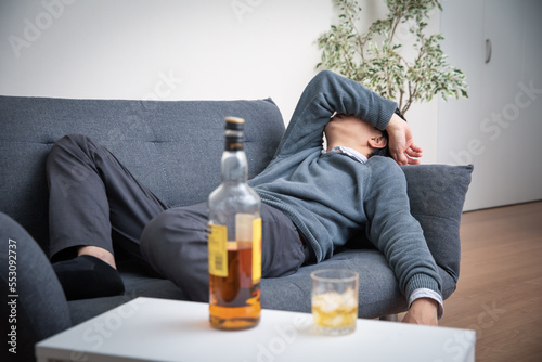 Canvastavla 酔い潰れる男性　heavy drinking
