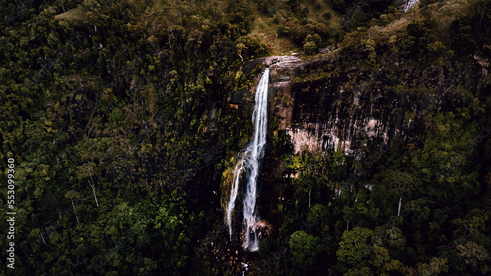 Piękny wodospad Diyaluma Falls, Sri Lanka, okolice Ella, niesamowity zielony górski krajobraz, ujęcia z drona. - obrazy, fototapety, plakaty 