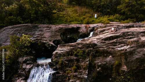 Piękny wodospad Diyaluma Falls, Sri Lanka, okolice Ella, niesamowity zielony górski krajobraz, ujęcia z drona.
