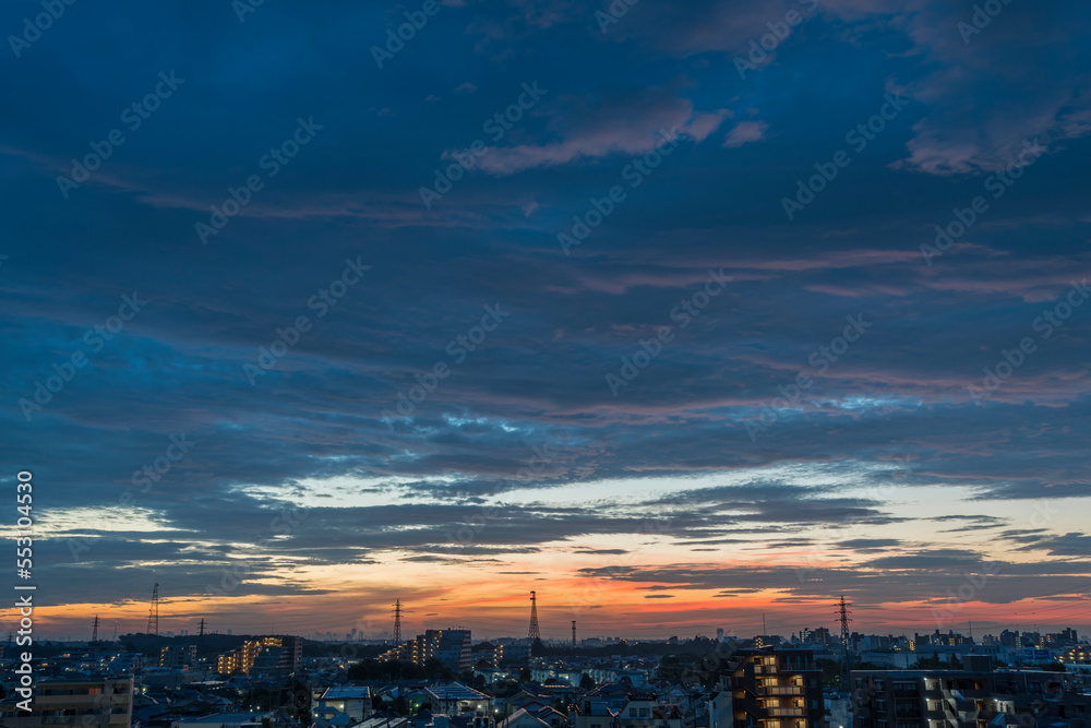 朝日　夜明け 都市風景 日の出　朝焼け 住宅
