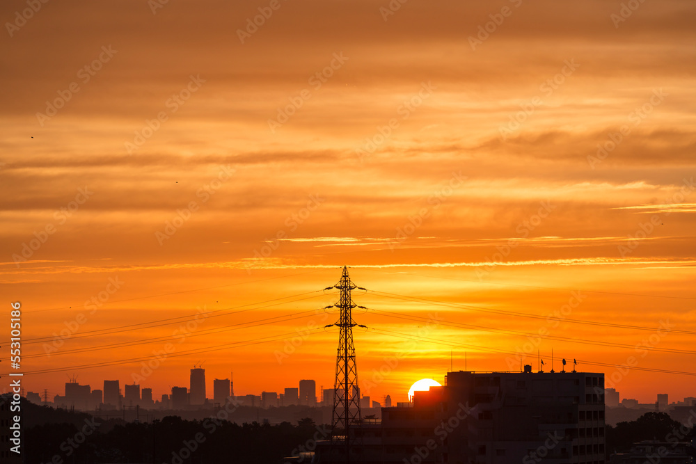 Fototapeta premium 朝日 夜明け 都市風景 日の出 朝焼け 住宅