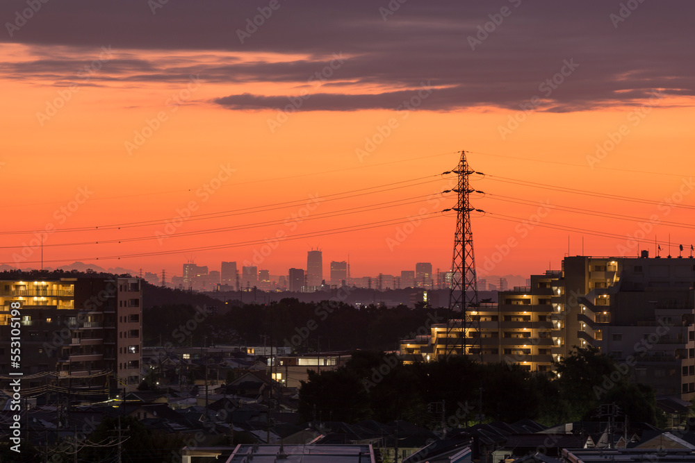 朝日　夜明け 都市風景 日の出　朝焼け 住宅
