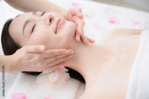 Beautiful woman easy to use with esthetic image Facial massage