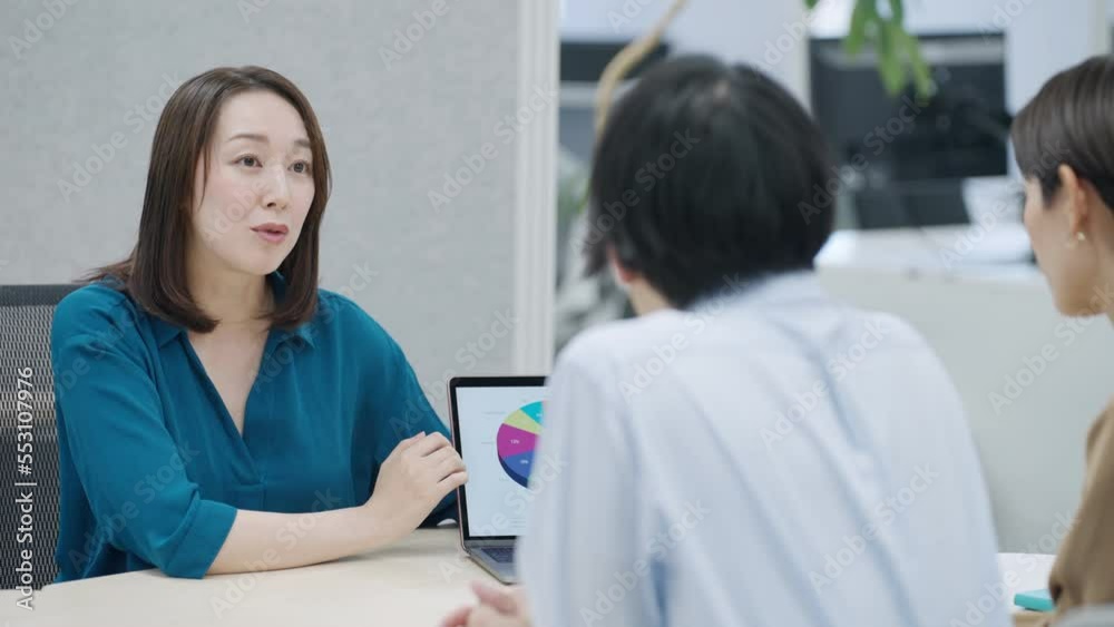 会議をするビジネスマンたち(ビジネス・仕事・オフィス) 会議をするビジネスマンたち(ビジネス・仕事・オフィス)