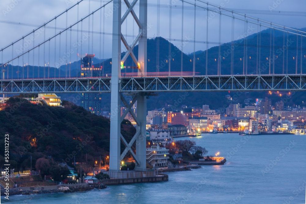 Obraz premium 関門橋 橋 日本海 海 吊橋 高速道路 夜景 日本