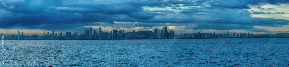 Obraz premium Dramatic sky over the beautiful skyline of Panama city