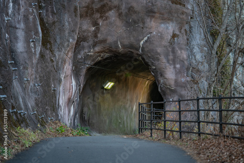 トンネル 暗い 歩道 洞窟