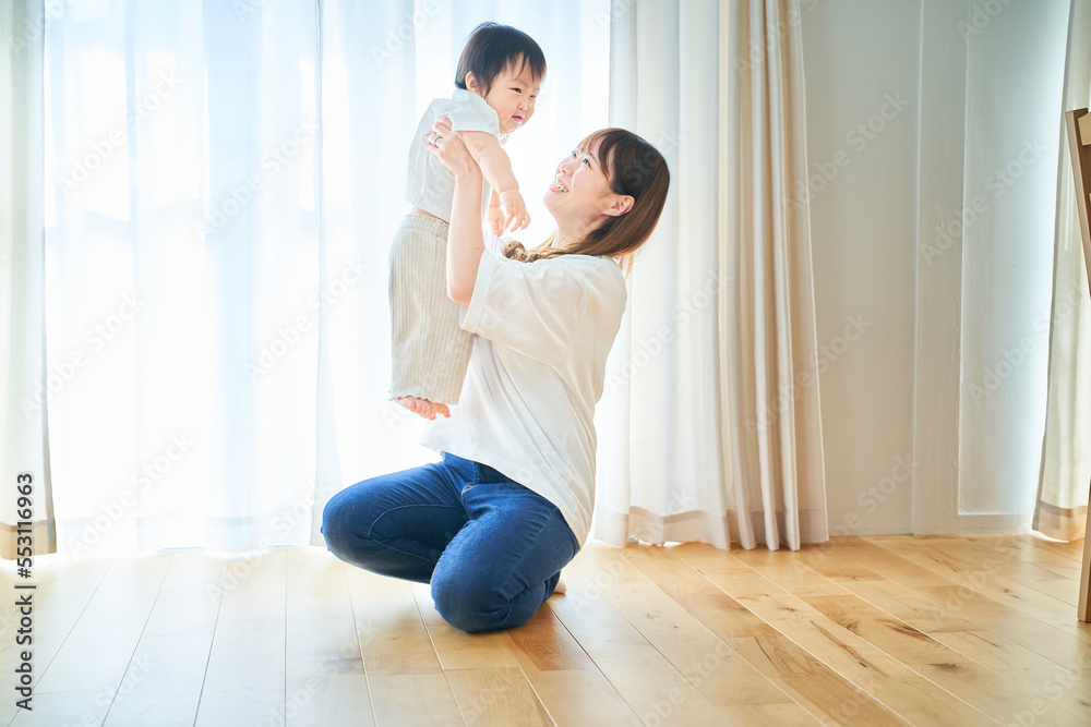 部屋でハグする親子 