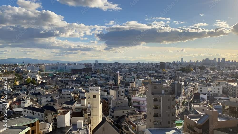 タイムラプスで撮影した昼の大阪の町並みの風景 タイムラプスで撮影した昼の大阪の町並みの風景