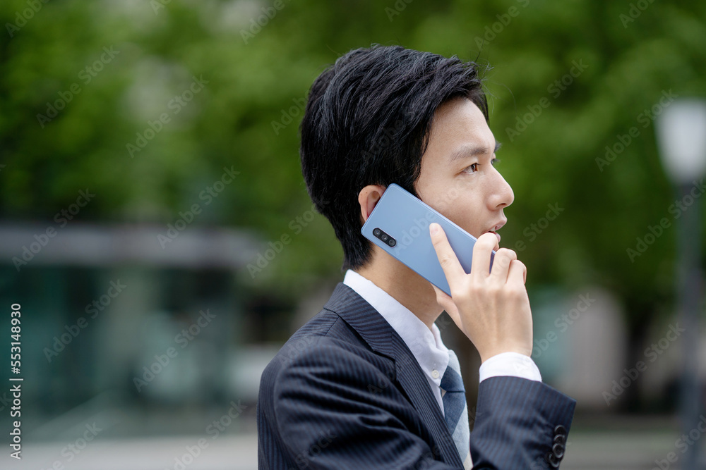 スマートフォンを持つ男性