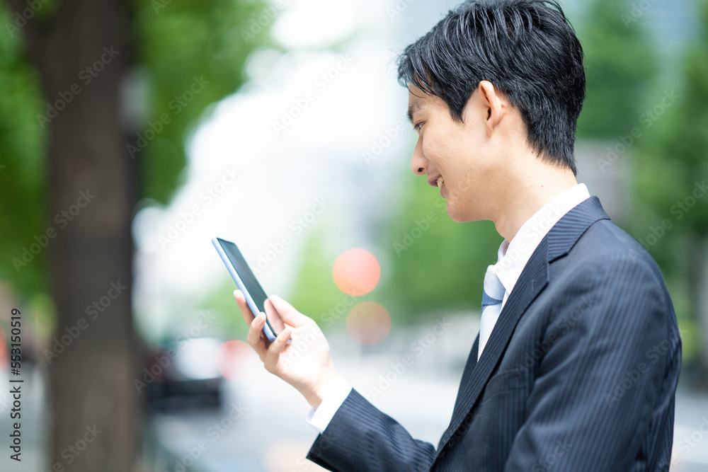 スマートフォンを持つビジネスマン スマートフォンを持つビジネスマン