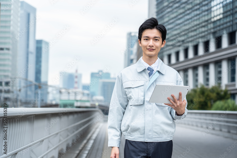 作業服を着た男性