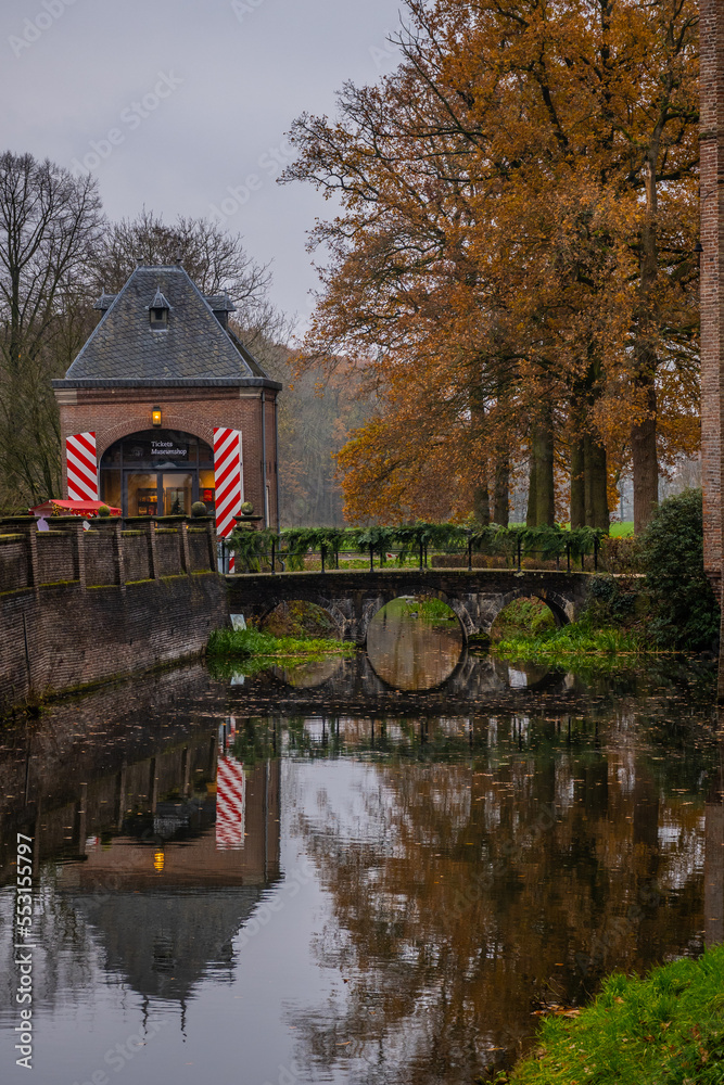 Obraz premium the ticket office and beidge to get into the historic building Zuylen castle or slot Zuylen as it is called in Dutch on a cold winter day. 