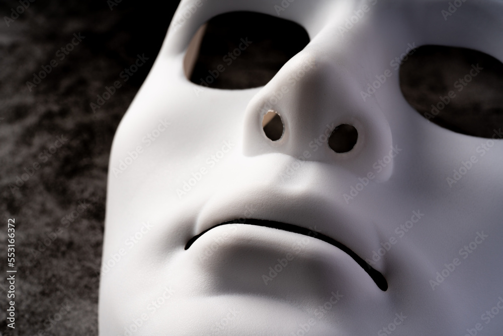 Naklejka premium 不気味な白い仮面