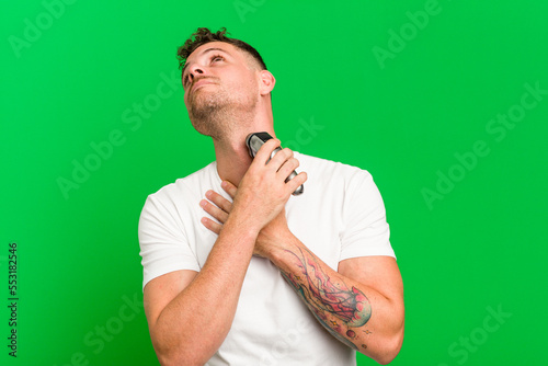 Fotografía Young caucasian man holding a razor isolated