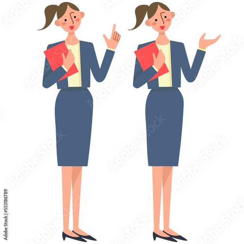 説明をするスーツ姿の若い女性