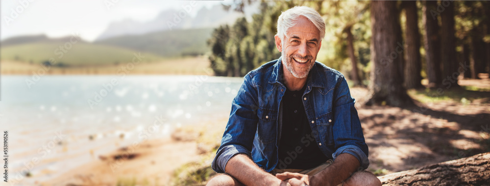 Φωτογραφία Happy and healthy senior man smiling while enjoying an active lifestyle in natur