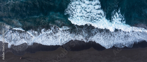 Drohnenaufnahme,Meeresbrandung am Strand von Praia de Santa Barbara,Ribeira Grande,Insel Sao Miguel, Azoren, Portugal,