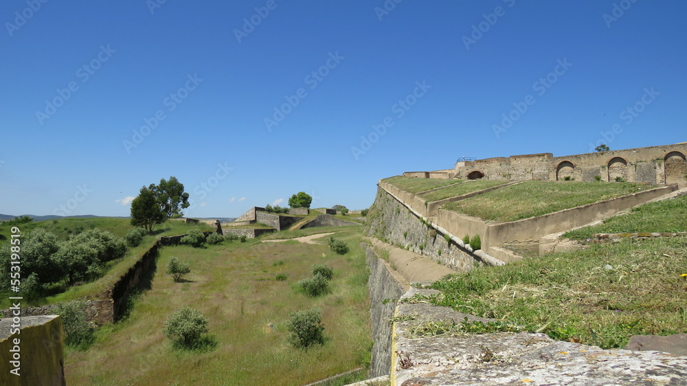 Vista das muralhas da cidade fortificada em Elvas, Portugal preservada e histórica.