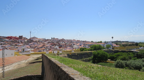 Vista das muralhas da cidade fortificada em Elvas, Portugal preservada e histórica.