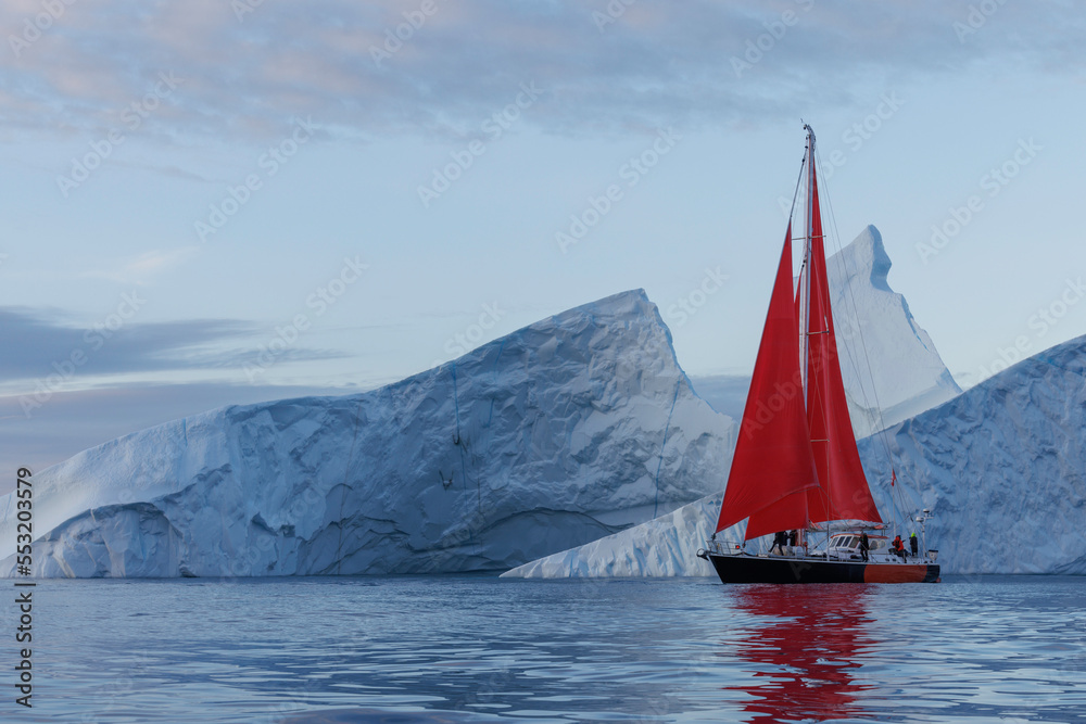Fototapeta premium Barco navegando entre grandes icebergs.