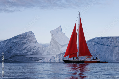 Barco navegando entre grandes icebergs.