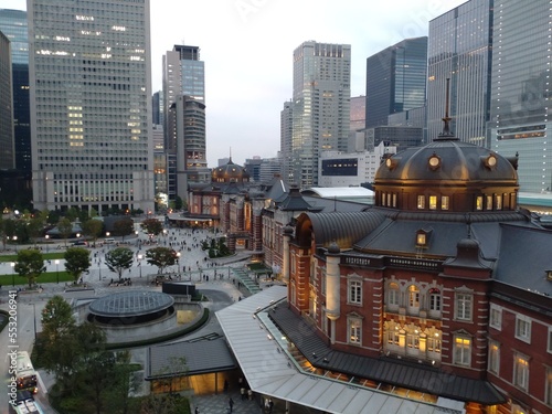 Canvas Print Tokyo station and buildings in the early evening