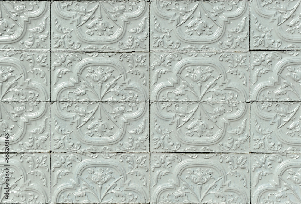 Vagues Serlio. Finition supérieure du socle d'une maison espagnole avec des motifs décoratifs Serlian. Carreaux de céramique peints en gris.