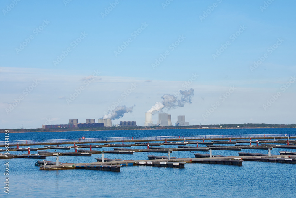 Blick über den Bärwalder see zum Kraftwerk Boxberg	
