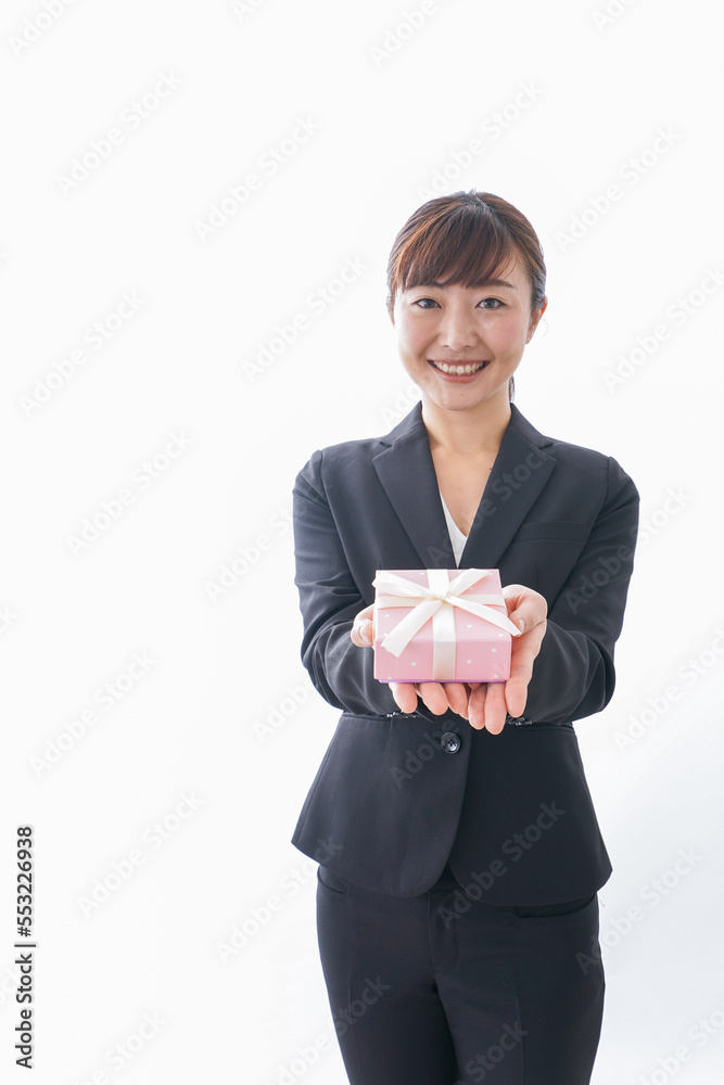 プレゼントを渡す女性 プレゼントを渡す女性