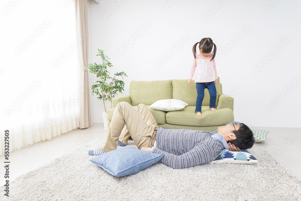 子育てをするイクメンパパ 子育てをするイクメンパパ