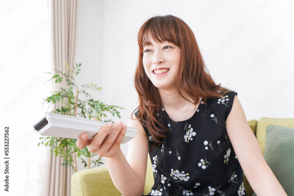 自宅でテレビを見る女性 Stock Photo Adobe Stock
