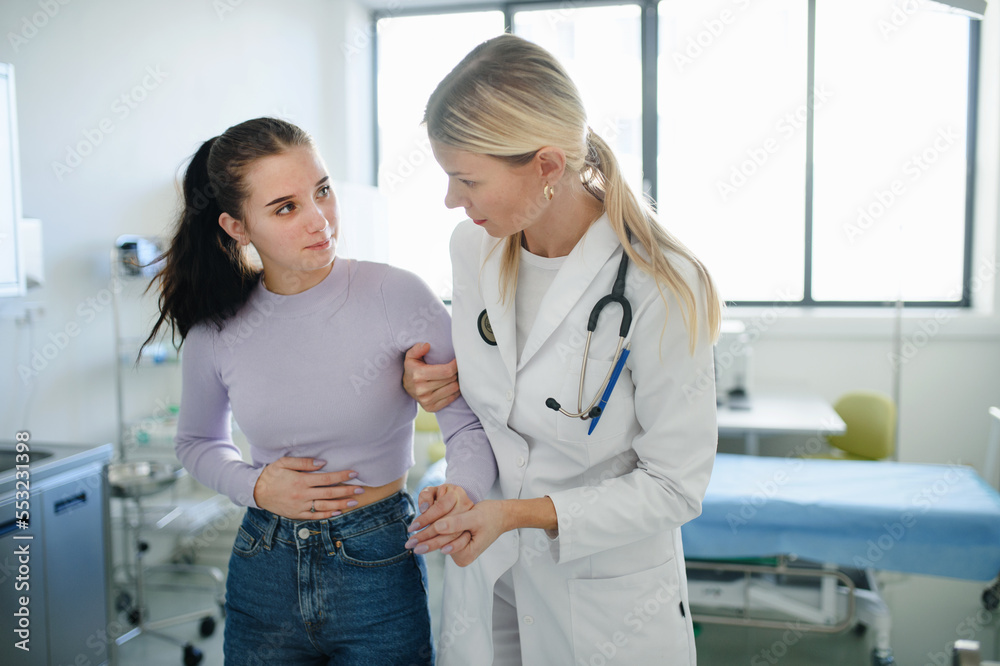 Obraz premium Close-up of doctor helping sick teenage girl in her ambulance office.